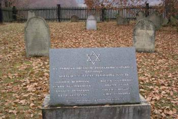 Židovský hřbitov Brumov - deska věnovaná památce obětem holocaustu (© George Párátko 2004)