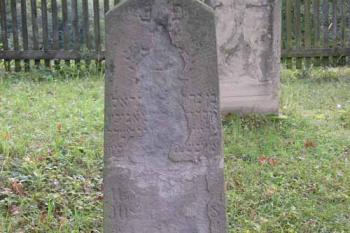 Židovský hřbitov Brumov - pískovcový náhrobek (© George Párátko 2005)