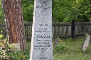 Židovský hřbitov Brumov - nahr. JACOB HAAS (29.srpen 1907 o.l.) - Žulový (© George Párátko 2005)