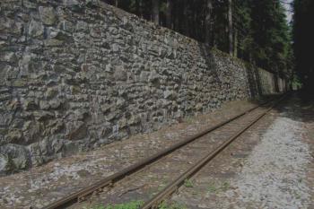 Ochranná zeď střelnice (© Jiří Cukr 08/2006)