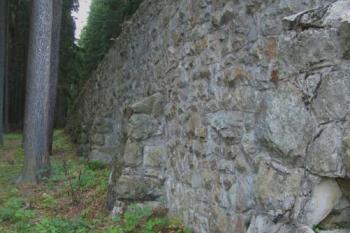 Ochranná zeď střelnice (© Jiří Cukr 08/2006)