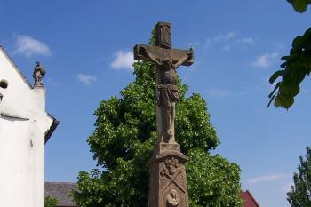 Kříž před kaplí ( © Ivo Rozehnal 05/2015)