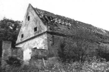 budova tvrze od severovýchodu ( © 1995 J. Úlovec (in Ohrožené hrady, zámky a tvrze Čech, díl 2. N-Ž, Libri, Praha 2005))