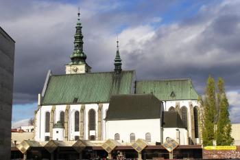 celkový pohled na areál farního kostela od jihu ( © Jan P. Štěpánek 11/2009)
