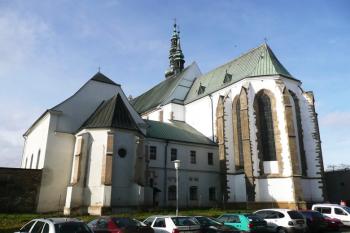 farní kostel Povýšení sv. Kříže a přilehlá kaple Nejsvětější Trojice od východu ( © Jan P. Štěpánek 11/2009)