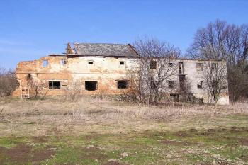 Pohled na rozpadající se starý dvůr (© Jan P. Štěpánek 04/2006)