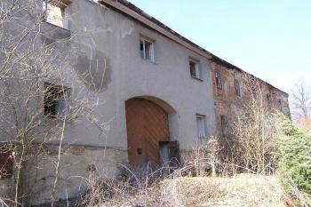 Vstupní severovýchodní fronta dvora (© Jan P. Štěpánek 04/2006)