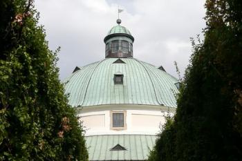 průhled k centrálnímu glorietu ( © Jan P. Štěpánek 08/2008)