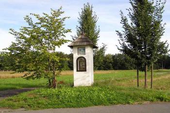 Celkový pohled na kapli a tři mladé lípy (© Jan P. Štěpánek 09/2006)