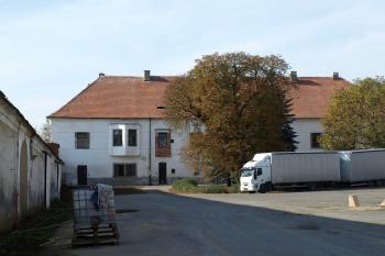zámecká budova ze dvora ( © Milan Caha 10/2008)