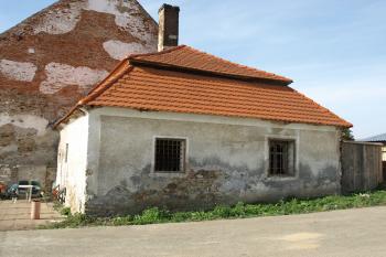 budova s mansardovou střechou ( © Milan Caha 10/2008)