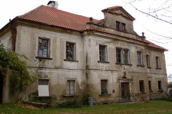 Vstupní průčelí zámku (© Lukáš Pechánek, 10/2010)