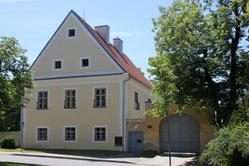 nově opravená fasáda fary (© Luděk Vláčil, 06/2014)