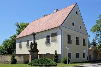 nově opravená fasáda fary a sluneční hodiny (© Luděk Vláčil, 06/2014)