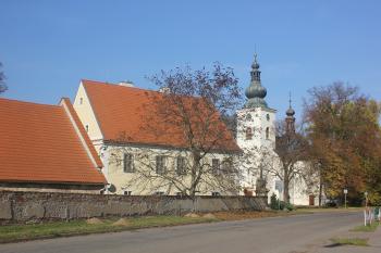 kostel sv. Jana Křtitele s farou (© Luděk Vláčil 11/2015)