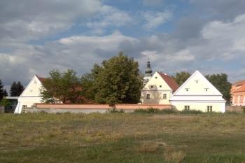 Církevní areál od jihozápadu. (© Luděk Vláčil 08/2019)