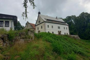 pohled na faru od přístupové pěšiny (© Stanislav Drda 07/2025)