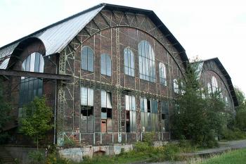 Budovy tzv. dvojhalí spolu s budovu elektrocentrály jediný zachovaný prvek někdejšího areálu jámy a koksovny Karolina (© Miroslav BITTER 09/2006)