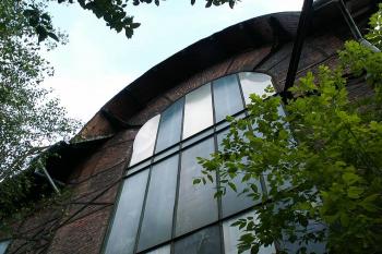 Budovy tzv. dvojhalí – detail architektury (© Miroslav BITTER 09/2006)