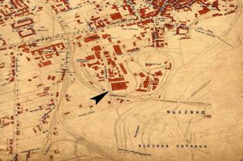 Výřez mapy Ostravy z roku 1928 (tzv. dvojhalí - označeno šipkou) ( © Statutární město Ostrava, Developerská soutěž Karolina 2006)