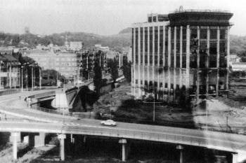 Osamocená budova uhelného prádla koksovny Karolina v průběhu demoličních prací v létě 1989 ( © Zrození velkoměsta: J. Vybíral, ERA, Šlapanice 2003)