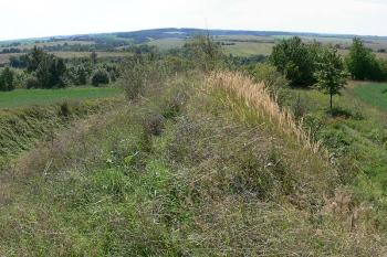 Jižní val a hluboká brázda (vlevo) ( © Petr Turyna 09/2006)