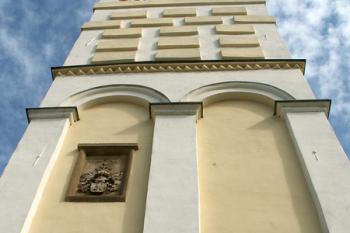 Renesanční věž s rodovým erbem těšínských Piastovců, kteří byli prvními majiteli zdejšího panství. (© Miroslav BITTER 09/2006)