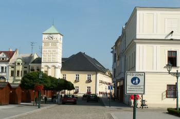 Pohled na budovu radnice vpravo na snímku pak část levého křídla zámku Fryštát (© Miroslav BITTER 09/2006)