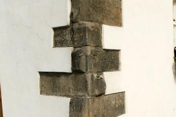 Detail nároží věže (© Miroslav BITTER 09/2006)