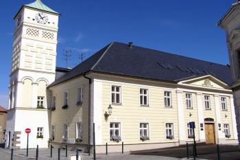 Radnice spolu s radniční věží z Praskovy ulice ( © Jan P. Štěpánek 09/2007)