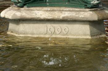 Detail datace výroby 1900 na patě kašny v kruhovém kamenném věnci. (© Miroslav BITTER 09/2006)