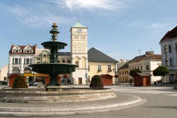 Celkový pohled na kašnu z roku 1900 za ní pak budova radnice s věží (© Miroslav BITTER 09/2006)
