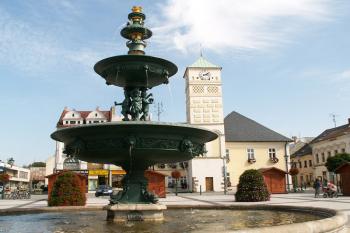 Celkový pohled na kašnu z roku 1900 za ní pak budova radnice s věží (© Miroslav BITTER 09/2006)