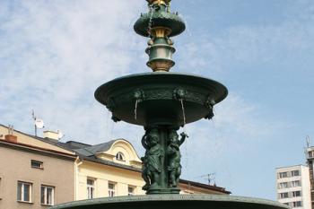 Kašna je vysoká 5 m a tvoří ji dvě kruhové mísy na společné noze. (© Miroslav BITTER 09/2006)