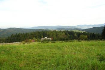Pohled k jvv. z plochy bývalých šancí na střchy domků na Bařinách a Hrčavu v pozadí (© Jan P. Štěpánek 09/2005)
