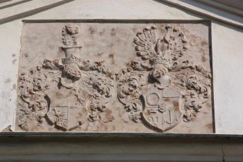 Alianční znak Oldřicha Felixe z Lobkovic a Anny z Hradce nad západním portálem ( © Ivan Grisa 04/2011)