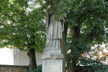 Socha sv. Jana Nepomuckého vedle kostela ( © Aleš Marek 09/2006)