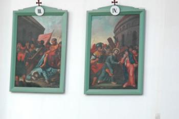 Část z křížové cesty spolu s náhrobním kamenem ( © Aleš Marek 09/2006)