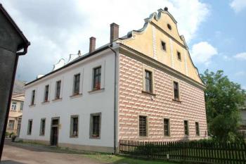 Vedlejší budova Děkanství se zbytky renesanční výzdoby ( © Aleš Marek 09/2006)