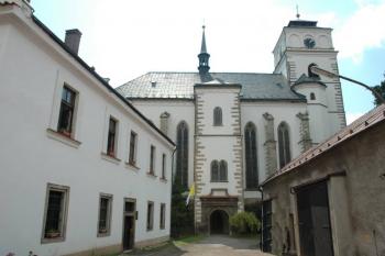 Pohled na kostel a děkanství od náměstí ( © Aleš Marek 09/2006)