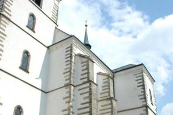 Jižní část kostela ( © Aleš Marek 09/2006)