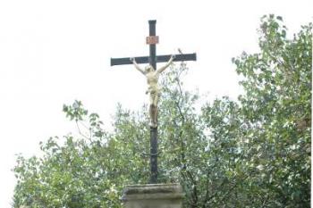 Ukřižování před kostelem ( © Aleš Marek 09/2006)