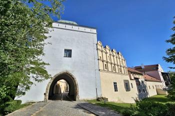Pohled z vnějšího příkopu kolem zemního opevnění zámku na bránu Přihrádku (© Jan P. Štěpánek  05/2024)