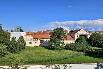 Pohled ze zámeckého rondelu na Přihrádek (© Jan P. Štěpánek  05/2024)
