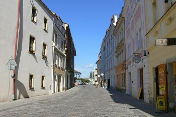 Srovnávací pohled na uličku kde stávala Bílá brána ( © Petr Turyna 09/2006)