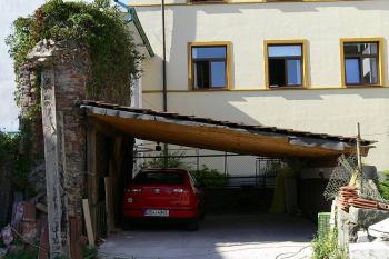 I po staletí hradební zdi slouží k ochraně... ( © Petr Turyna 09/2006)