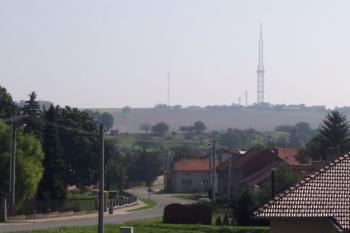 Dobrochov - Pohled z obce Dobrochov na vysílač. (© Ivo Rozehnal 2006)
