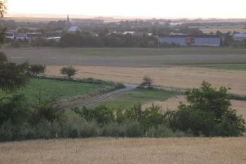 Další pohled z prostoru předpokládané hlavní pevnosti na silnici Vyškov-Kroměříž ke Křenovicím ( © Ondřej Štěpánek 09/2006)