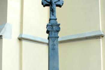Kříž umístěný před kostelem ( © Aleš Marek 09/2006)