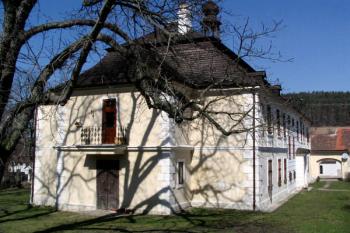 Zámek od jihovýchodu ( © Pavel Zany Komárek 2.4. 2005)